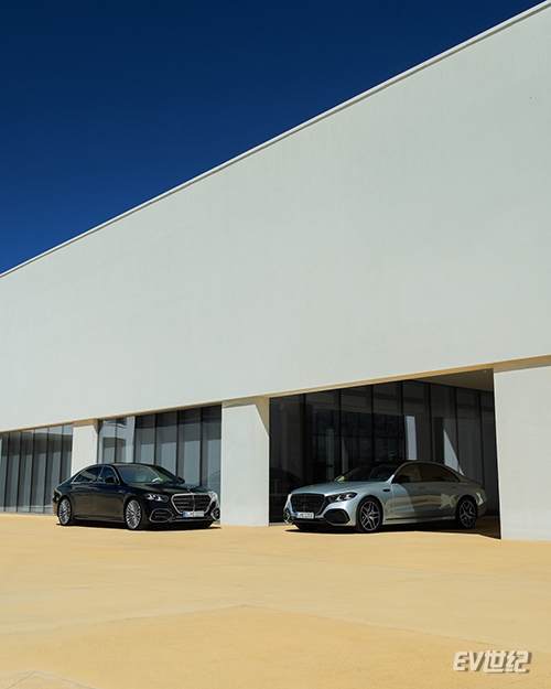 301327324a012379220629.jpg 11.新一代S级轿车采用焕新动力系统,提供焕新的V8、L6等多种动力选择.jpg