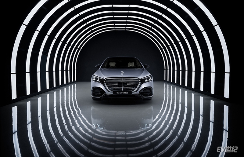 30132827497d3e70eb0339.jpg 05.全新发光格栅尺寸增加约20%,更具气势;发光三叉星徽立标配合双星徽大灯及星徽尾灯,一目奔驰.jpg