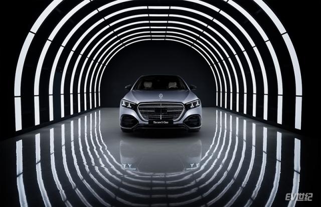 30132827497d3e70eb0339.jpg 05.全新发光格栅尺寸增加约20%,更具气势;发光三叉星徽立标配合双星徽大灯及星徽尾灯,一目奔驰.jpg