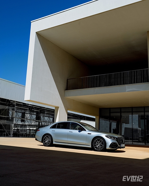 30132841b4b79bdeae5918.jpg 12.具有专利技术的“智能底盘路面记忆功能”,可实时“预瞄”路面并提前调节阻尼.jpg