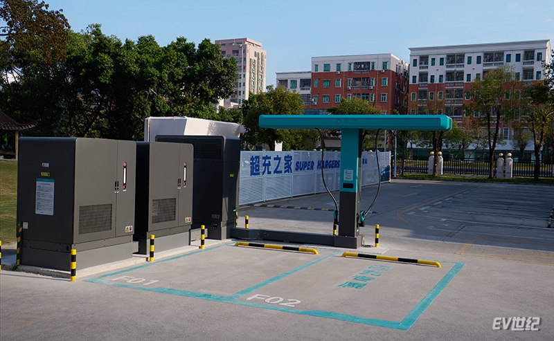 图11-比亚迪闪充站中站.jpg