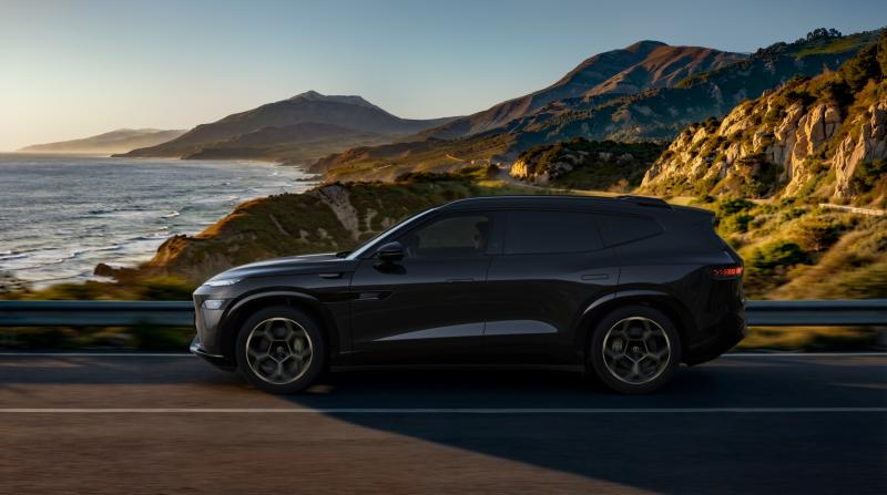 2622234418bfe2e80a9597.jpg 1.13+整车外观(户外)-耀夜黑_副本.jpg