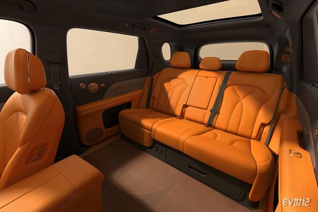 2622571750734688cb5873.jpg 7、智己LS8科技旗舰大五座坐拥同级最强大空间,二排媲美行政MPV.jpg