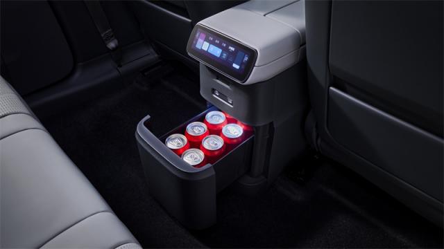 8. 奥迪E7X车载冷暖箱.jpg