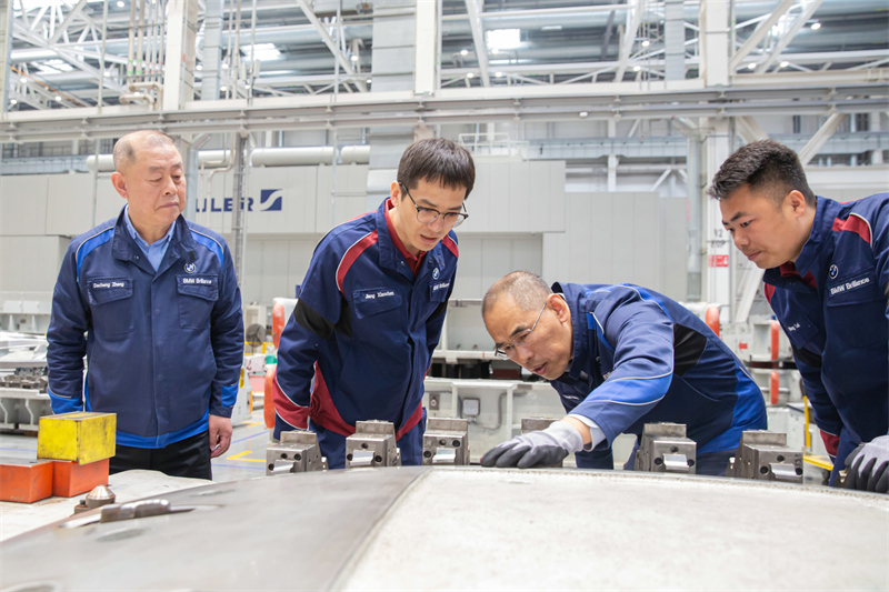 03.华晨宝马冲压车间工人先锋号工作照.jpg