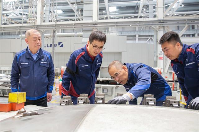 03.华晨宝马冲压车间工人先锋号工作照.jpg