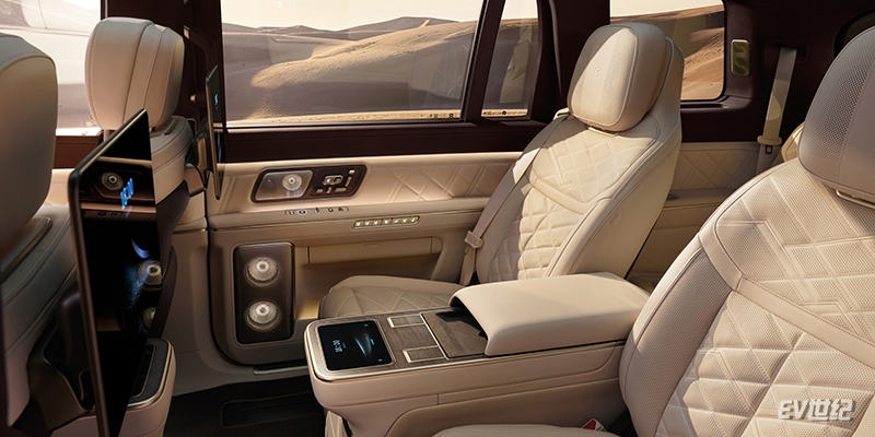 interior-carousel-P1-03-desktop.jpg